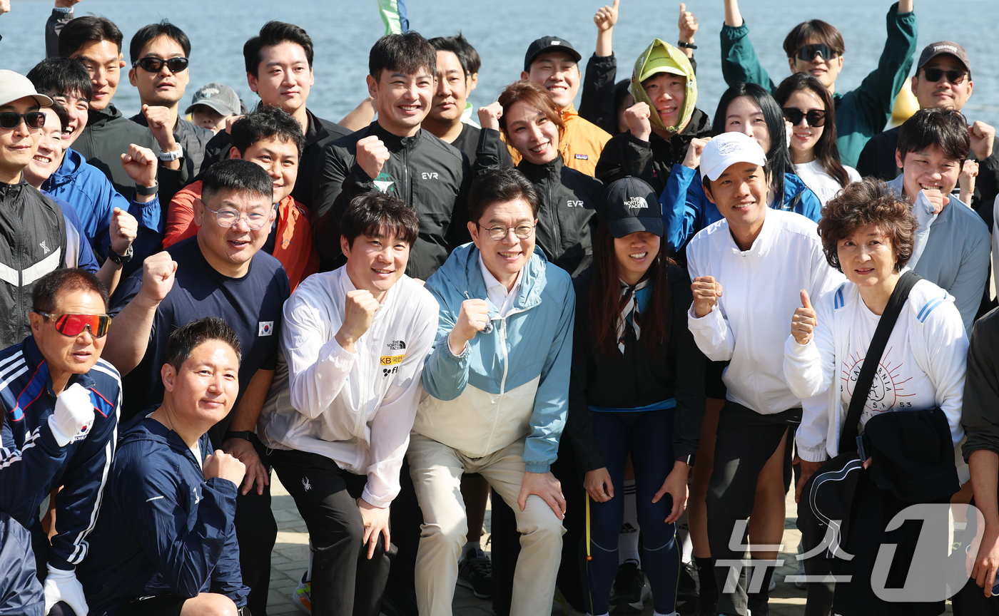 (서울=뉴스1) 오대일 기자 = 정원오 더불어민주당 서울시장 후보가 25일 오전 서울 서초구 반포한강공원에서 열린 '찾아가는 현장: 러닝편'에서 러닝 동호회원들과 기념촬영을 하고 …