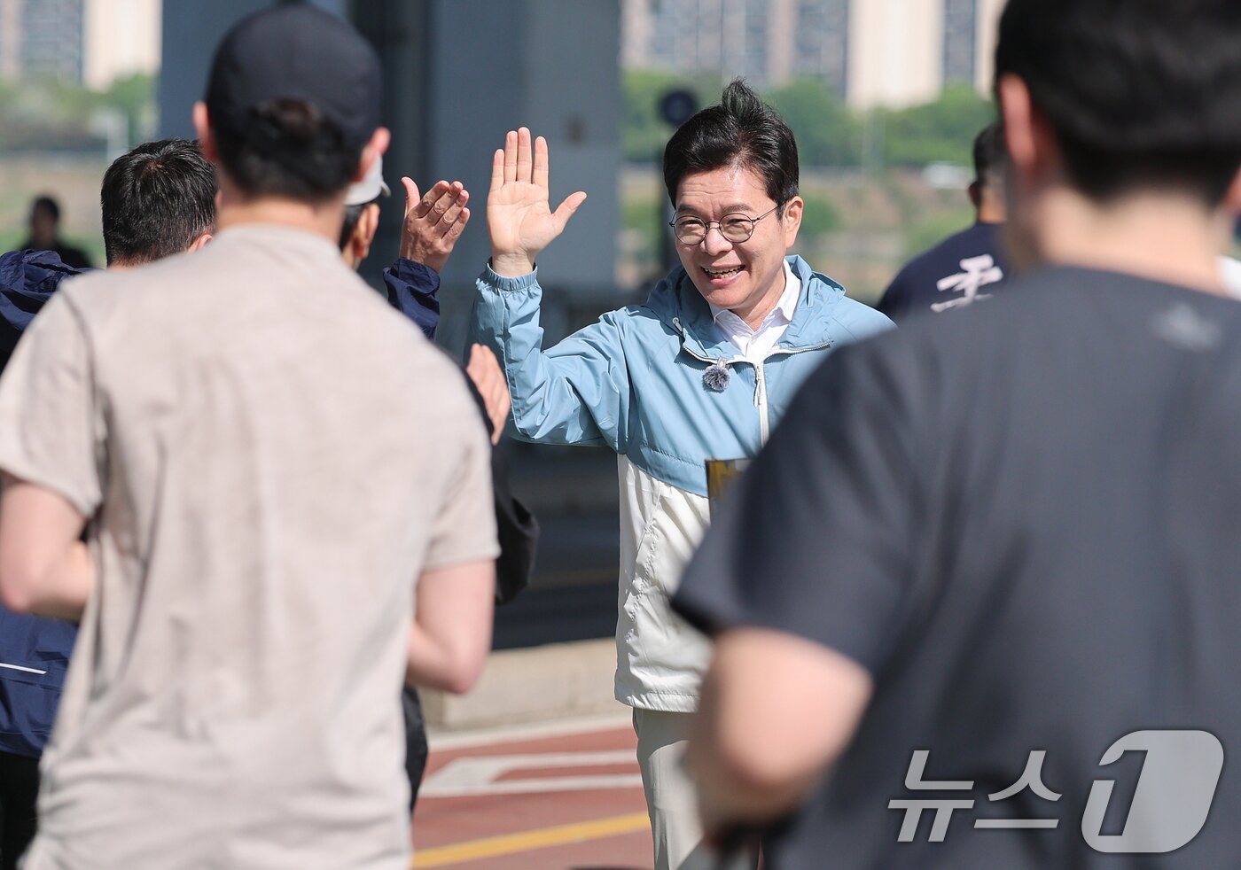 본문 이미지 - 정원오 더불어민주당 서울시장 후보가 25일 오전 서울 서초구 반포한강공원에서 열린 '찾아가는 현장: 러닝편'에서 러너들과 하이파이브를 나누고 있다. 2026.4.25 ⓒ 뉴스1 오대일 기자