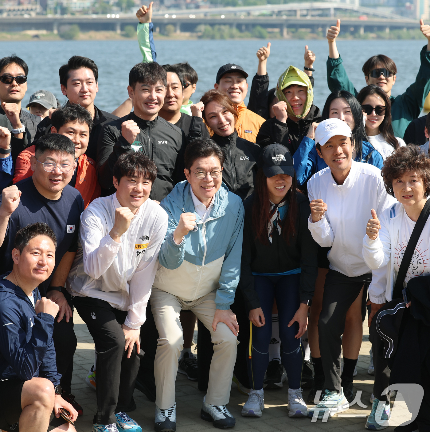 (서울=뉴스1) 오대일 기자 = 정원오 더불어민주당 서울시장 후보가 25일 오전 서울 서초구 반포한강공원에서 열린 '찾아가는 현장: 러닝편'에서 러닝 동호회원들과 기념촬영을 하고 …