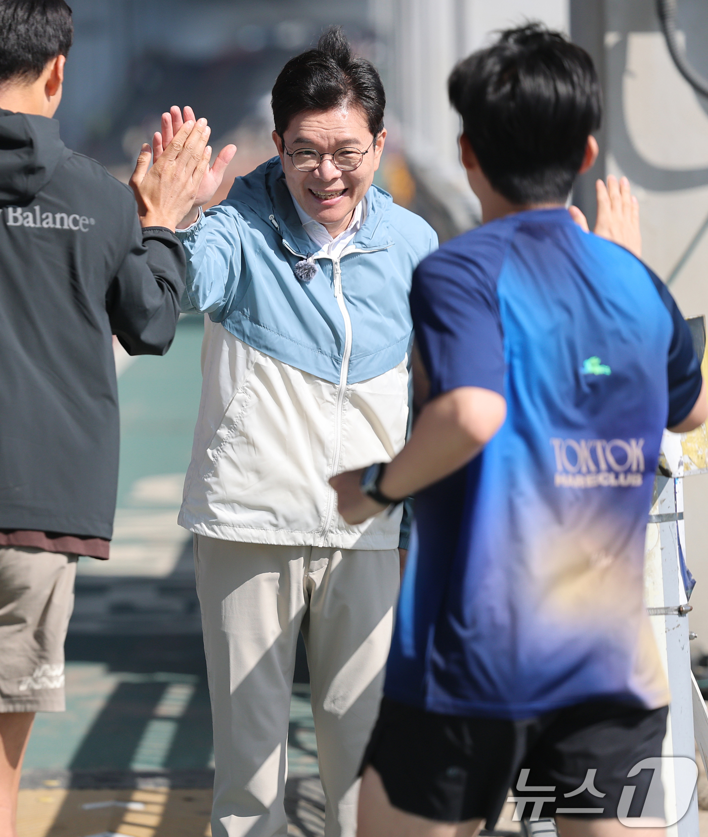 (서울=뉴스1) 오대일 기자 = 정원오 더불어민주당 서울시장 후보가 25일 오전 서울 서초구 반포한강공원에서 열린 '찾아가는 현장: 러닝편'에서 러너들과 하이파이브를 나누고 있다. …