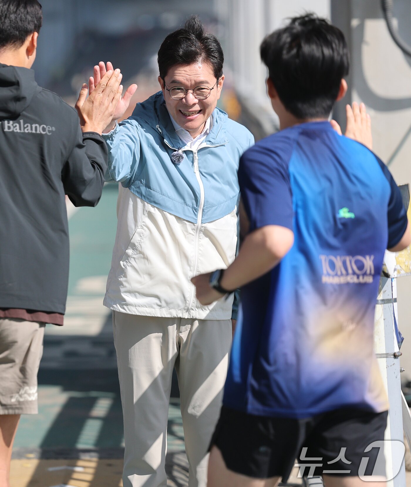 본문 이미지 - 정원오 더불어민주당 서울시장 후보가 25일 오전 서울 서초구 반포한강공원에서 열린 '찾아가는 현장: 러닝편'에서 러너들과 하이파이브를 나누고 있다. 2026.4.25 ⓒ 뉴스1 오대일 기자