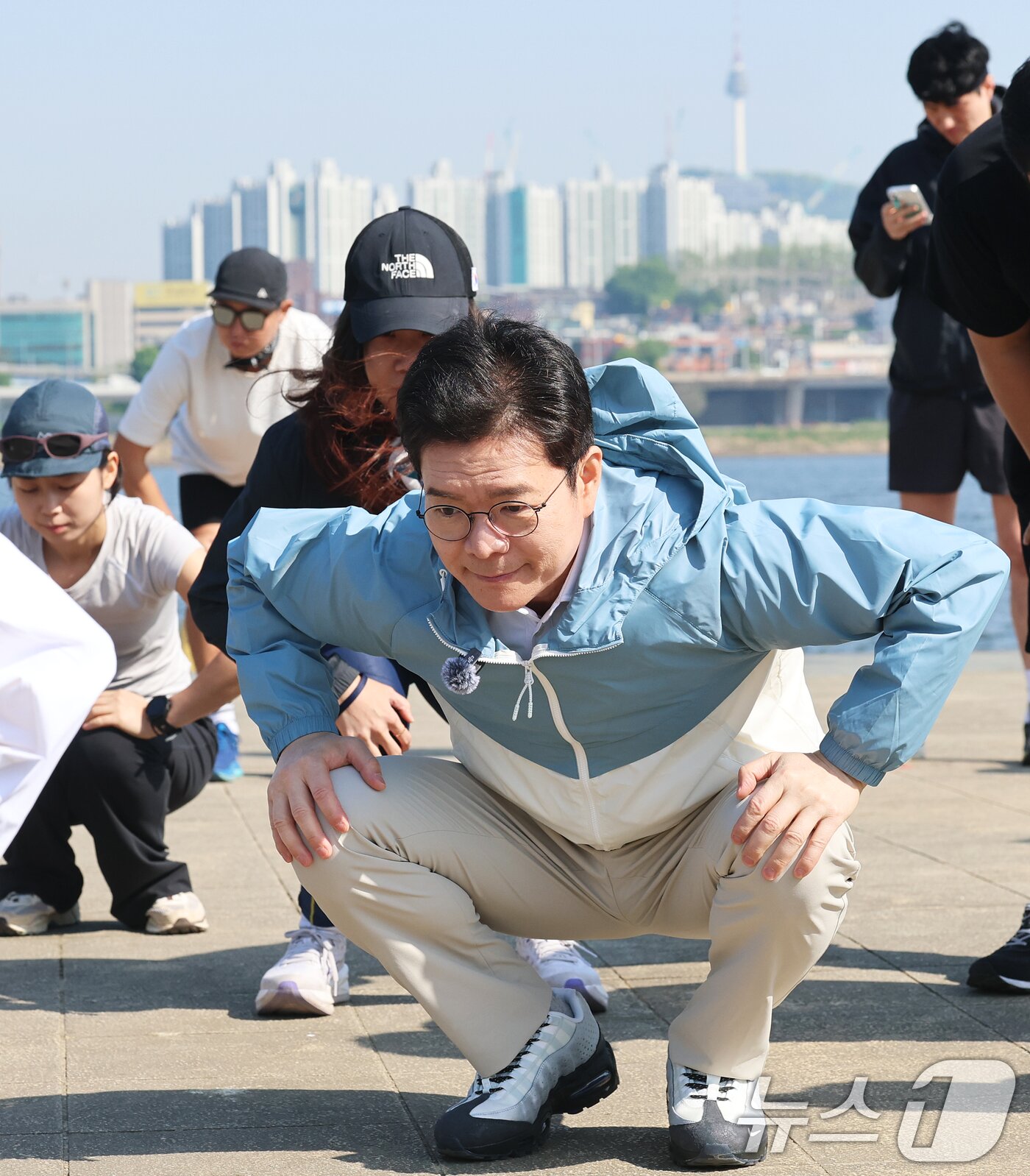 본문 이미지 - 정원오 더불어민주당 서울시장 후보가 25일 오전 서울 서초구 반포한강공원에서 열린 '찾아가는 현장: 러닝편'에서 러닝 동호회원들과 준비운동을 하고 있다. 2026.4.25 ⓒ 뉴스1 오대일 기자