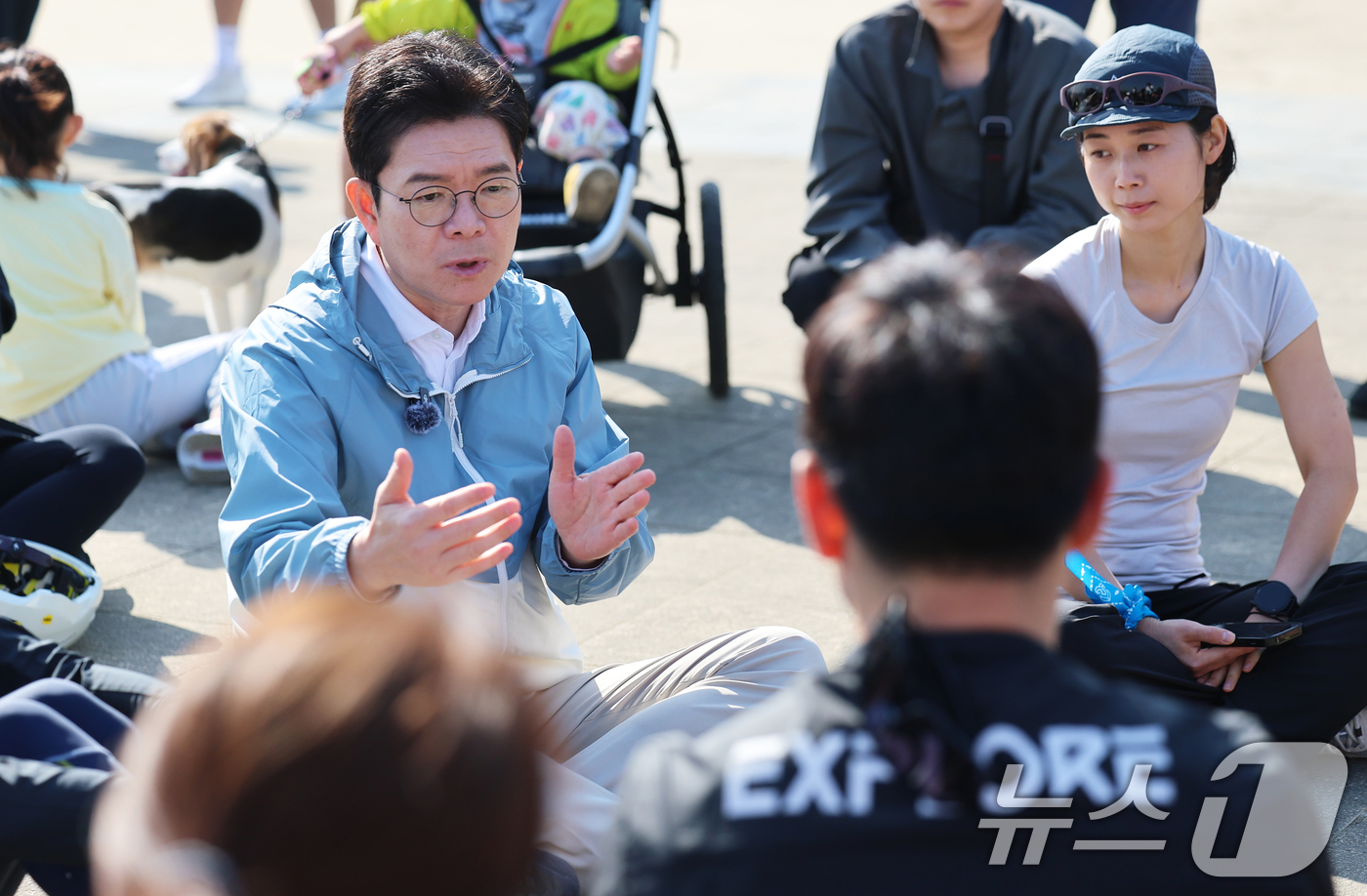 (서울=뉴스1) 오대일 기자 = 정원오 더불어민주당 서울시장 후보가 25일 오전 서울 서초구 반포한강공원에서 열린 '찾아가는 현장: 러닝편'에서 러닝 동호회원들과 기념촬영을 하고 …