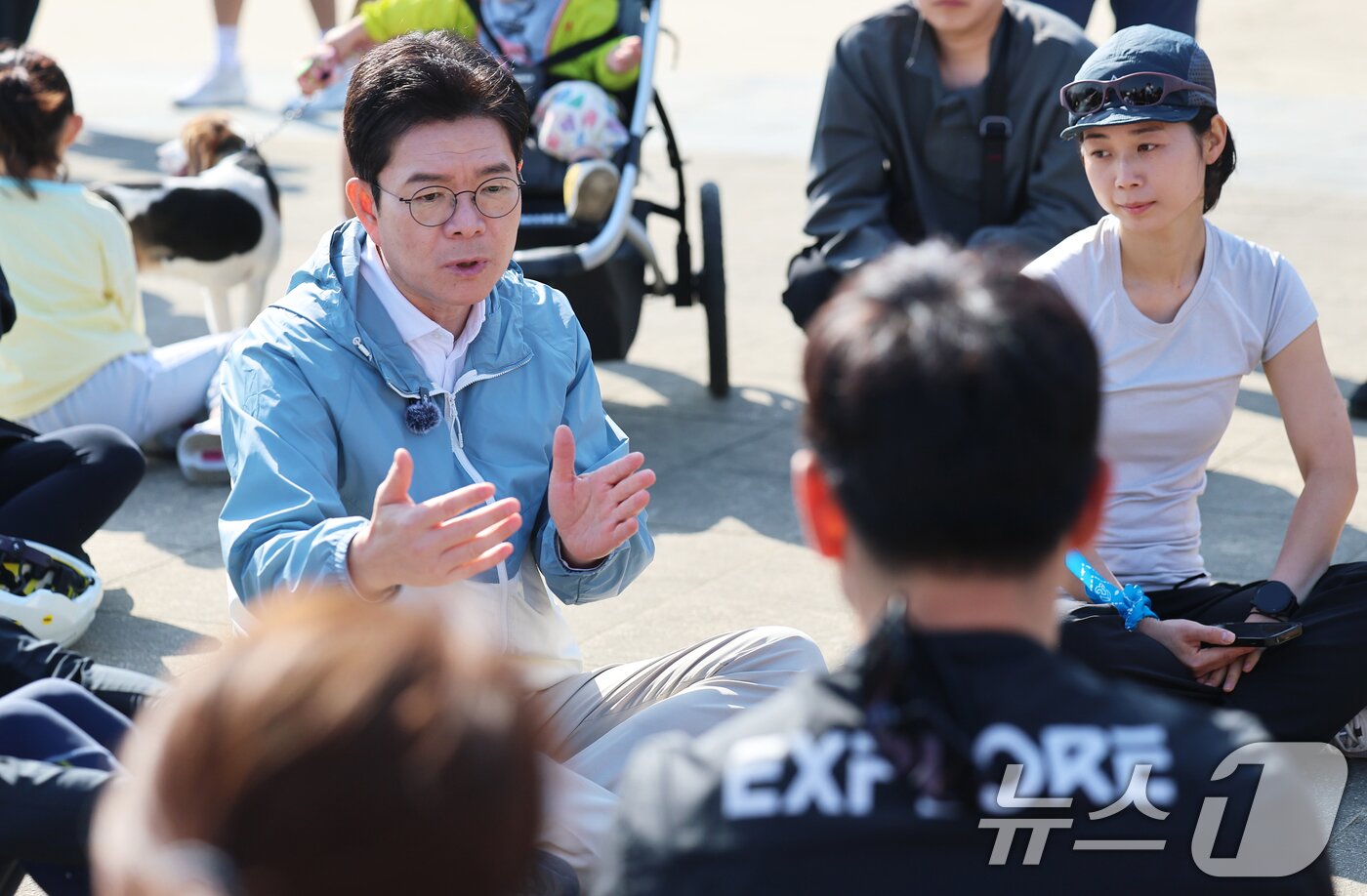 본문 이미지 - 정원오 더불어민주당 서울시장 후보가 지난 25일 오전 서울 서초구 반포한강공원에서 열린 '찾아가는 현장: 러닝편'에서 러닝 동호회원들과 기념촬영을 하고 있다. 2026.4.25 ⓒ 뉴스1 오대일 기자