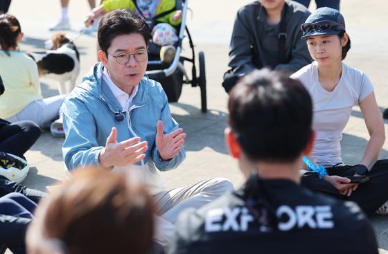 러닝 동호회원들과 대화 나누는 정원오 후보