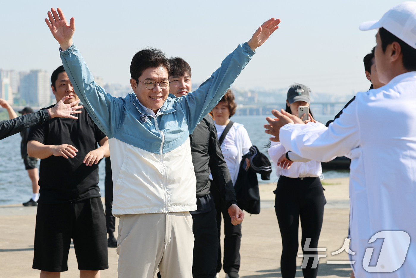 (서울=뉴스1) 오대일 기자 = 정원오 더불어민주당 서울시장 후보가 25일 오전 서울 서초구 반포한강공원에서 열린 '찾아가는 현장: 러닝편'에서 러닝 동호회원들과 준비운동을 하고 …