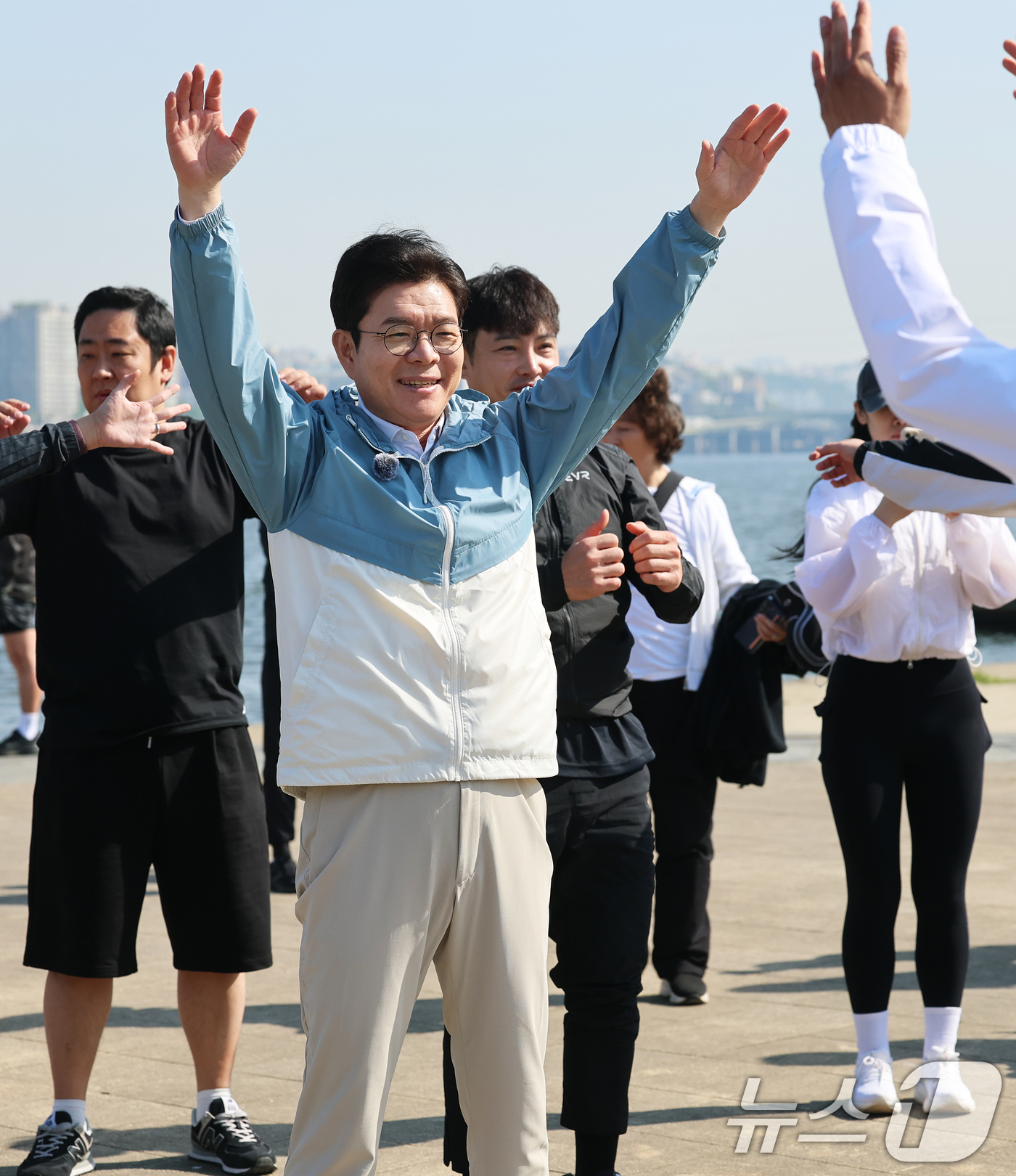 (서울=뉴스1) 오대일 기자 = 정원오 더불어민주당 서울시장 후보가 25일 오전 서울 서초구 반포한강공원에서 열린 '찾아가는 현장: 러닝편'에서 러닝 동호회원들과 준비운동을 하고 …