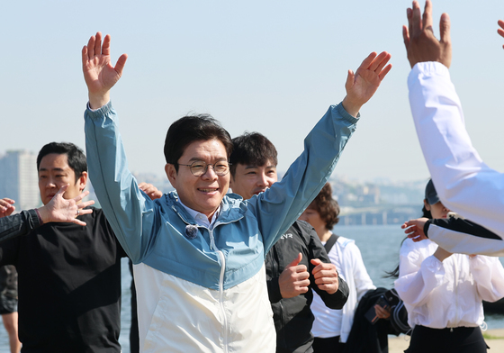 러너들과 스트레칭 하는 정원오 후보