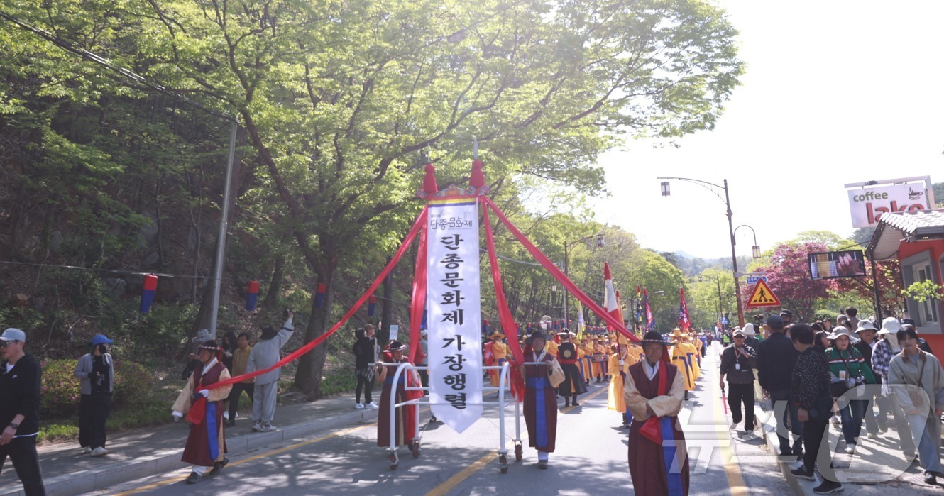 (영월=뉴스1) 신관호 기자 = 조선 6대 임금 단종을 다룬 영화 \'왕과 사는 남자\'의 흥행 효과로 특수를 누리고 있는 강원 영월군이 지난 24일부터 오는 26일까지 영월 장릉 …