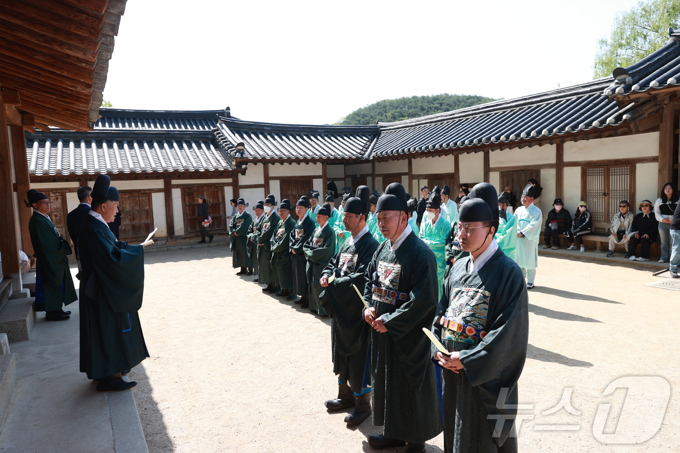 (영월=뉴스1) 신관호 기자 = 조선 6대 임금 단종을 다룬 영화 \'왕과 사는 남자\'의 흥행 효과로 특수를 누리고 있는 강원 영월군이 지난 24일부터 오는 26일까지 영월 장릉 …