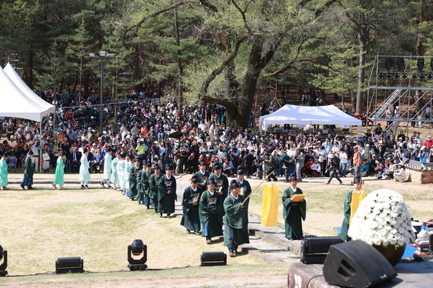 '단종문화제' 영월 청령포·장릉 관광객 36만명…하루 만에 2만명 찾아