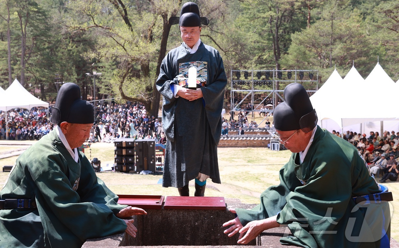 (영월=뉴스1) 신관호 기자 = 조선 6대 임금 단종을 다룬 영화 \'왕과 사는 남자\'의 흥행 효과로 특수를 누리고 있는 강원 영월군이 지난 24일부터 오는 26일까지 영월 장릉 …