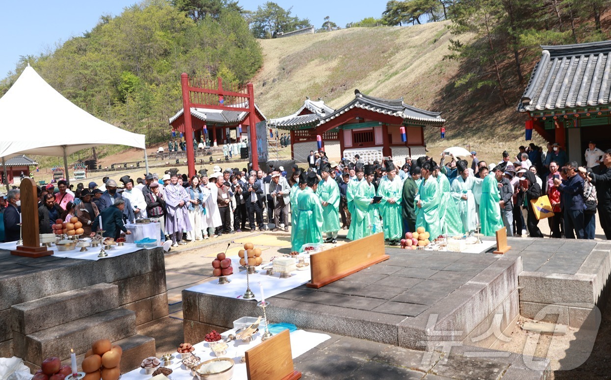 (영월=뉴스1) 신관호 기자 = 조선 6대 임금 단종을 다룬 영화 \'왕과 사는 남자\'의 흥행 효과로 특수를 누리고 있는 강원 영월군이 지난 24일부터 오는 26일까지 영월 장릉 …