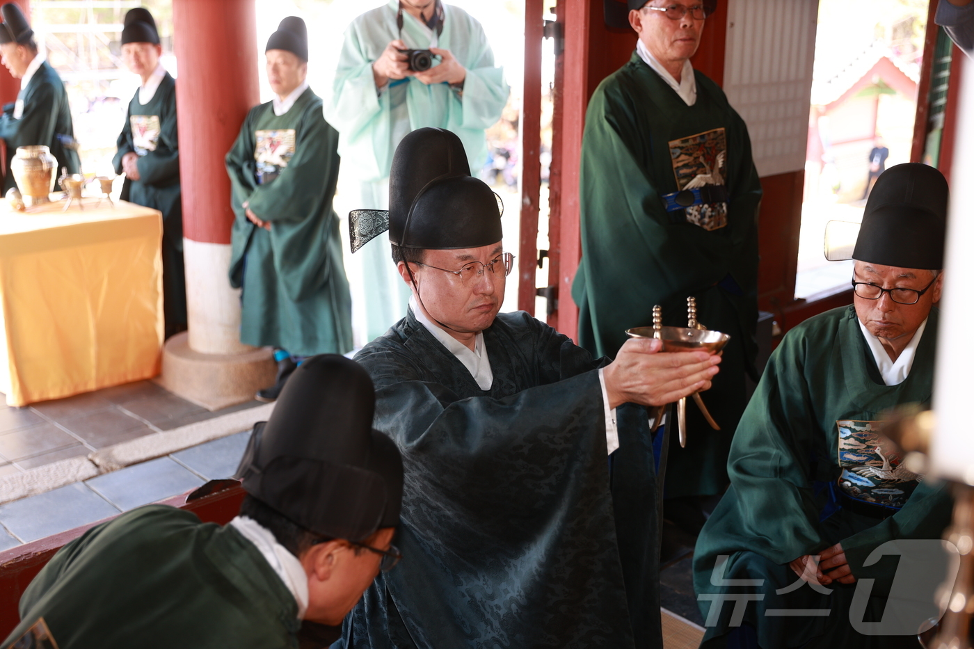 (영월=뉴스1) 신관호 기자 = 조선 6대 임금 단종을 다룬 영화 \'왕과 사는 남자\'의 흥행 효과로 특수를 누리고 있는 강원 영월군이 지난 24일부터 오는 26일까지 영월 장릉 …