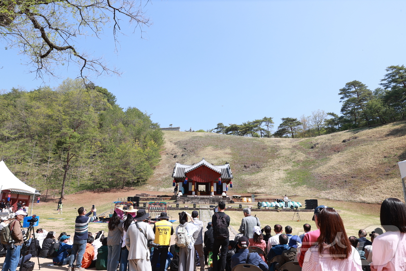 (영월=뉴스1) 신관호 기자 = 조선 6대 임금 단종을 다룬 영화 \'왕과 사는 남자\'의 흥행 효과로 특수를 누리고 있는 강원 영월군이 지난 24일부터 오는 26일까지 영월 장릉 …