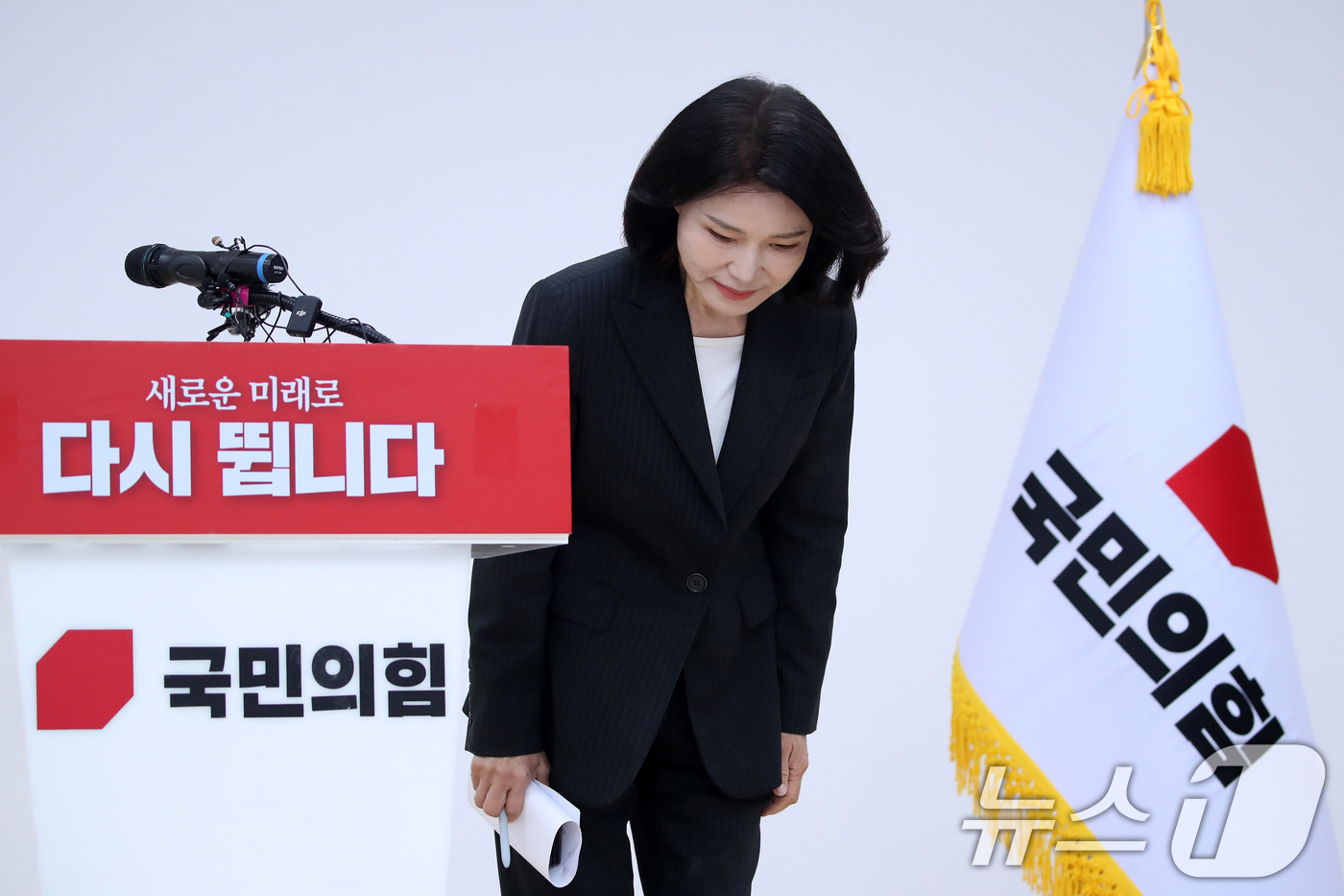 (대구=뉴스1) 공정식 기자 = 이진숙 전 방송통신위원장이 25일 오전 대구 수성구 국민의힘 대구시당에서 6·3 지방선거 대구시장 불출마를 선언한 뒤 인사하고 있다. 2026.4. …