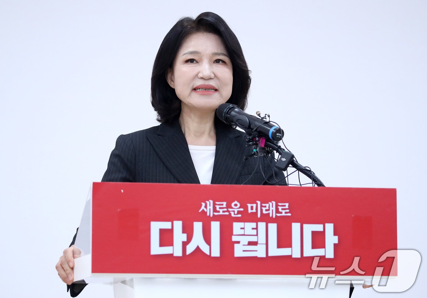 본문 이미지 - 이진숙 전 방송통신위원장이 25일 오전 대구 수성구 국민의힘 대구시당에서 6·3 지방선거 대구시장 불출마를 선언하고 있다. 2026.4.25 ⓒ 뉴스1 공정식 기자