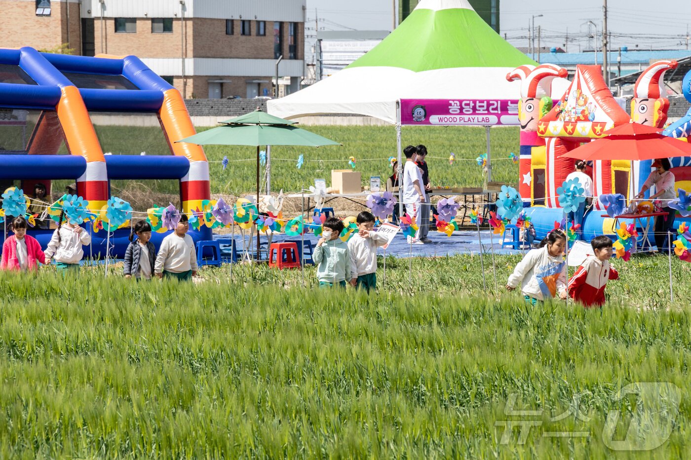본문 이미지 - 완연한 봄 날씨를 보인 25일 전북 군산시 미성동 꽁당보리축제 행사장에 방문객들의 발길이 이어지고 있다. 2026.4.25 ⓒ 뉴스1 김재수 기자