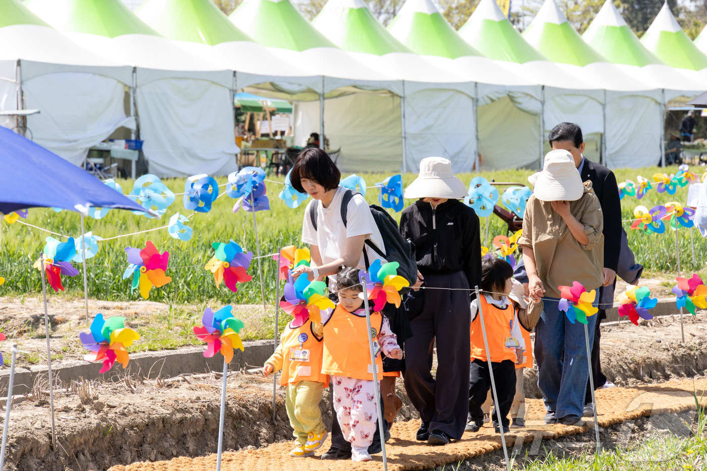 (군산=뉴스1) 김재수 기자 = 완연한 봄 날씨를 보인 25일 전북 군산시 미성동 꽁당보리축제 행사장에 방문객들의 발길이 이어지고 있다. 2026.4.25/뉴스1