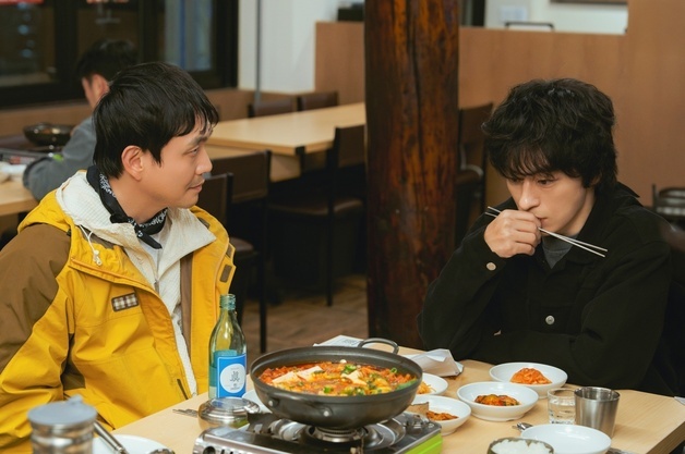 '모자무싸' 구교환·오정세, 김치찌개 집에서 재회…혐관 케미 폭발 [N컷]