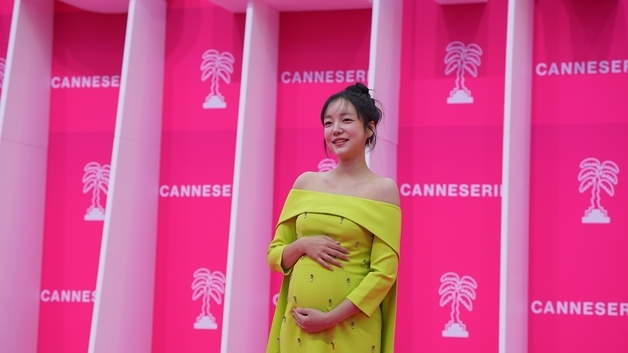 문지인, 임신 중 '칸 시리즈' 핑크카펫 빛냈다…아름다운 D라인 자태