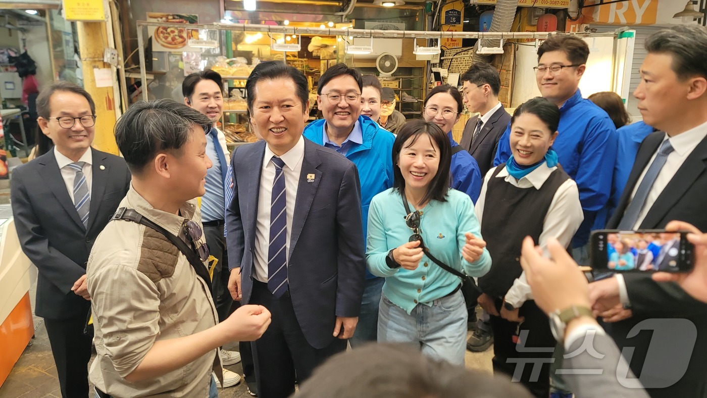 (세종=뉴스1) 임양규 기자 = 정청래 더불어민주당 대표가 25일 세종 전통시장을 방문해 시민들과 기념촬영을 하고 있다.2026.4.25./뉴스1
