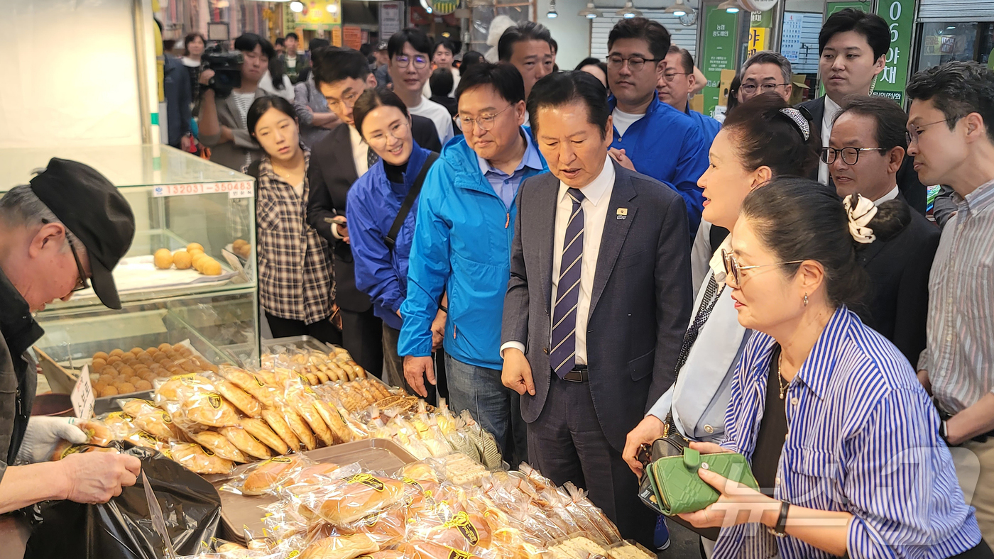 (세종=뉴스1) 임양규 기자 = 정청래 더불어민주당 대표가 25일 세종 전통시장을 방문해 장을 보고 있다. 2026.4.25/뉴스1