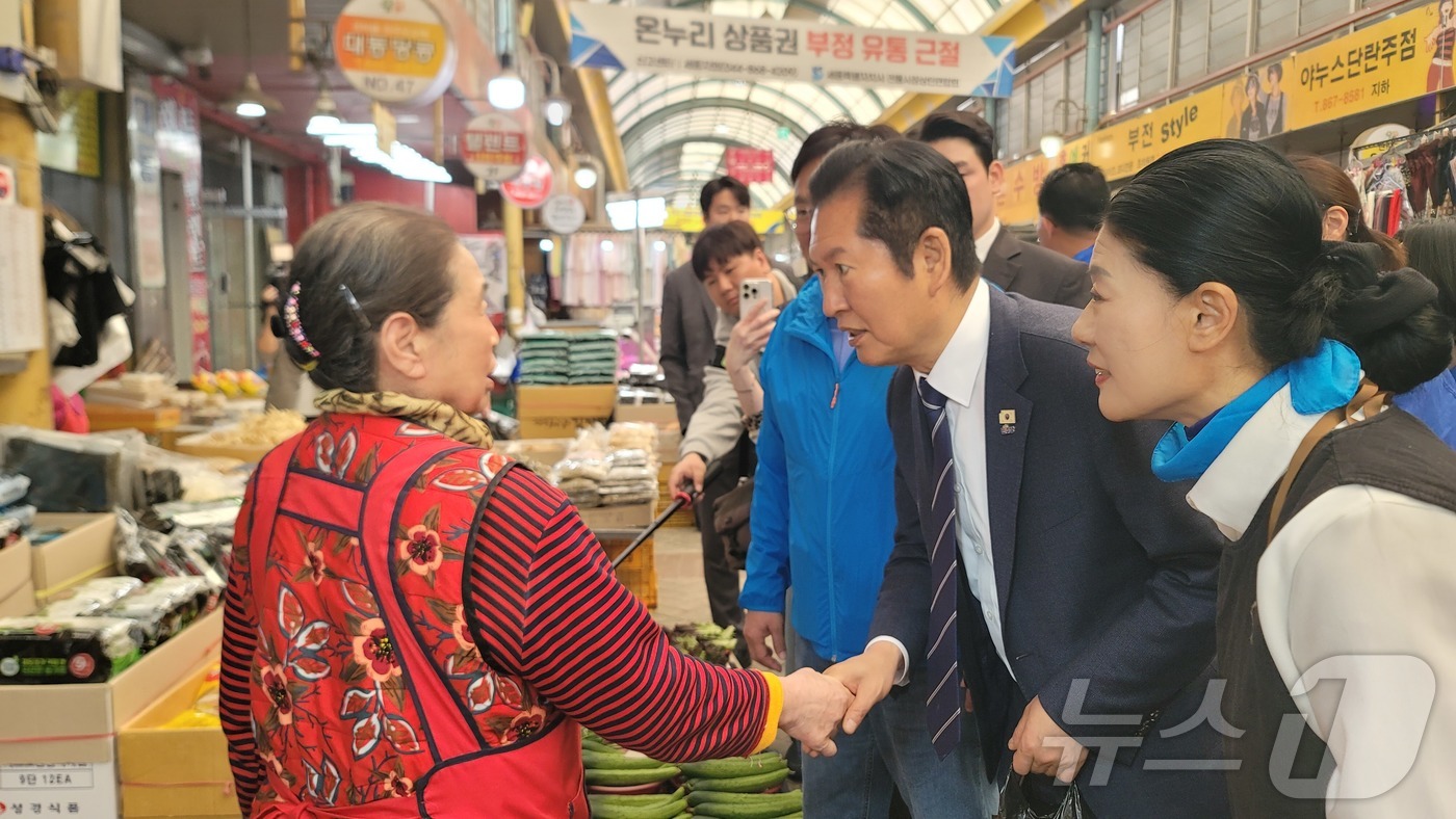 (세종=뉴스1) 임양규 기자 = 정청래 더불어민주당 대표가 25일 세종 전통시장을 찾아 상인들과 인사를 나누고 있다. 2026.4.25./뉴스1