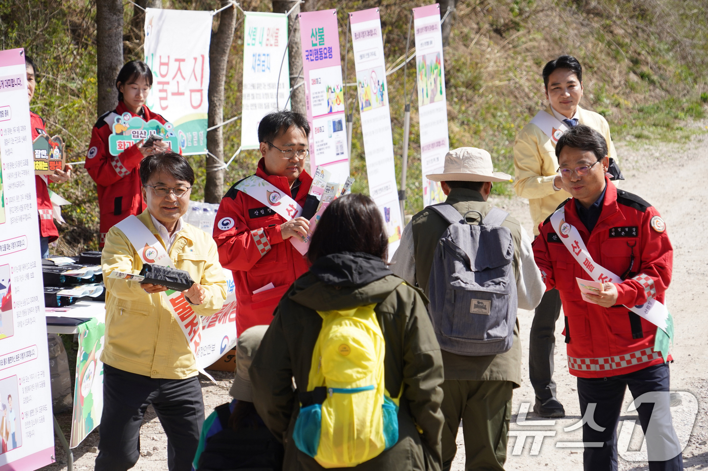 (서울=뉴스1) = 박은식 산림청장(오른쪽 첫번째)과 김광용 행정안전부 재난안전관리본부장(왼쪽 첫번째)이 25일 강원도 평창군 선자령에서 산불 예방 현장 캠페인을 실시하고 있다. …