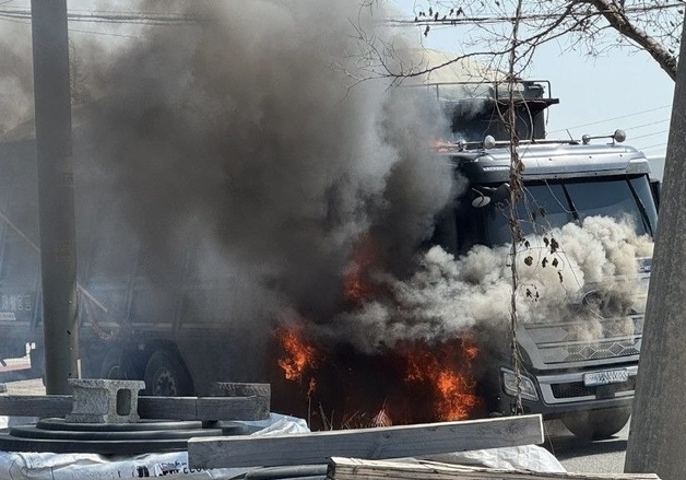 평택 포승읍 도로 달리던 22톤 화물차 불…인명피해 없어