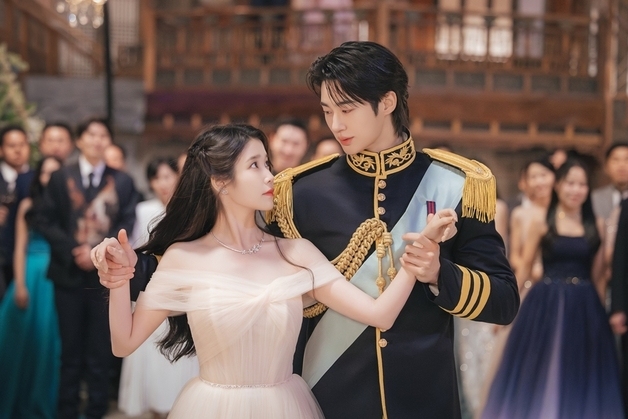 '대군부인' 아이유♥변우석, 동화 같은 왈츠…로맨틱 무드