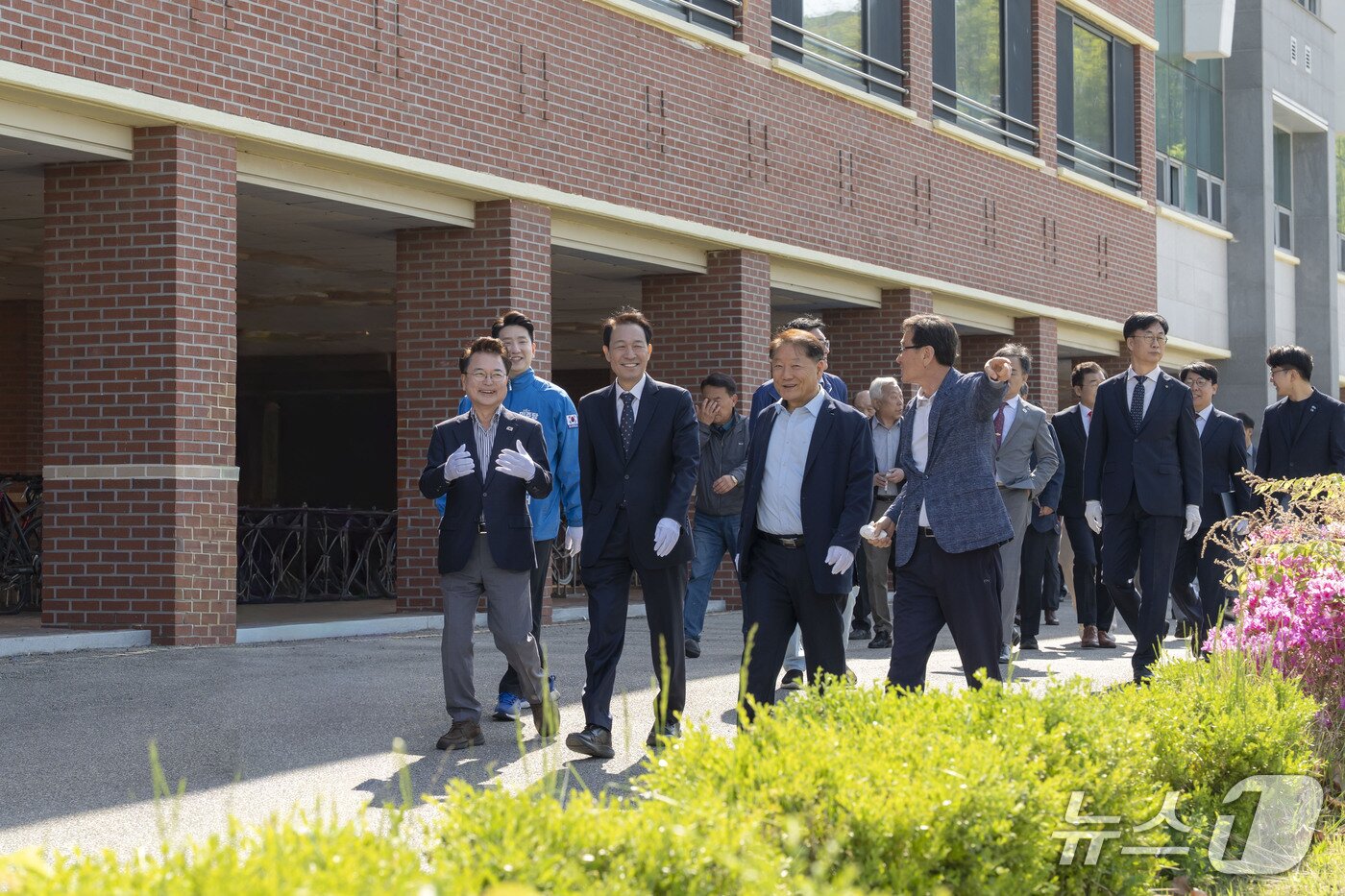 본문 이미지 - 우상호 더불어민주당 강원도지사 후보가 25일 춘천고등학교 개교 102주년 기념식을 찾아 학교를 둘러보고 있다.(후보 측 제공, 재판매 및 DB 금지) 2026.4.25/뉴스1