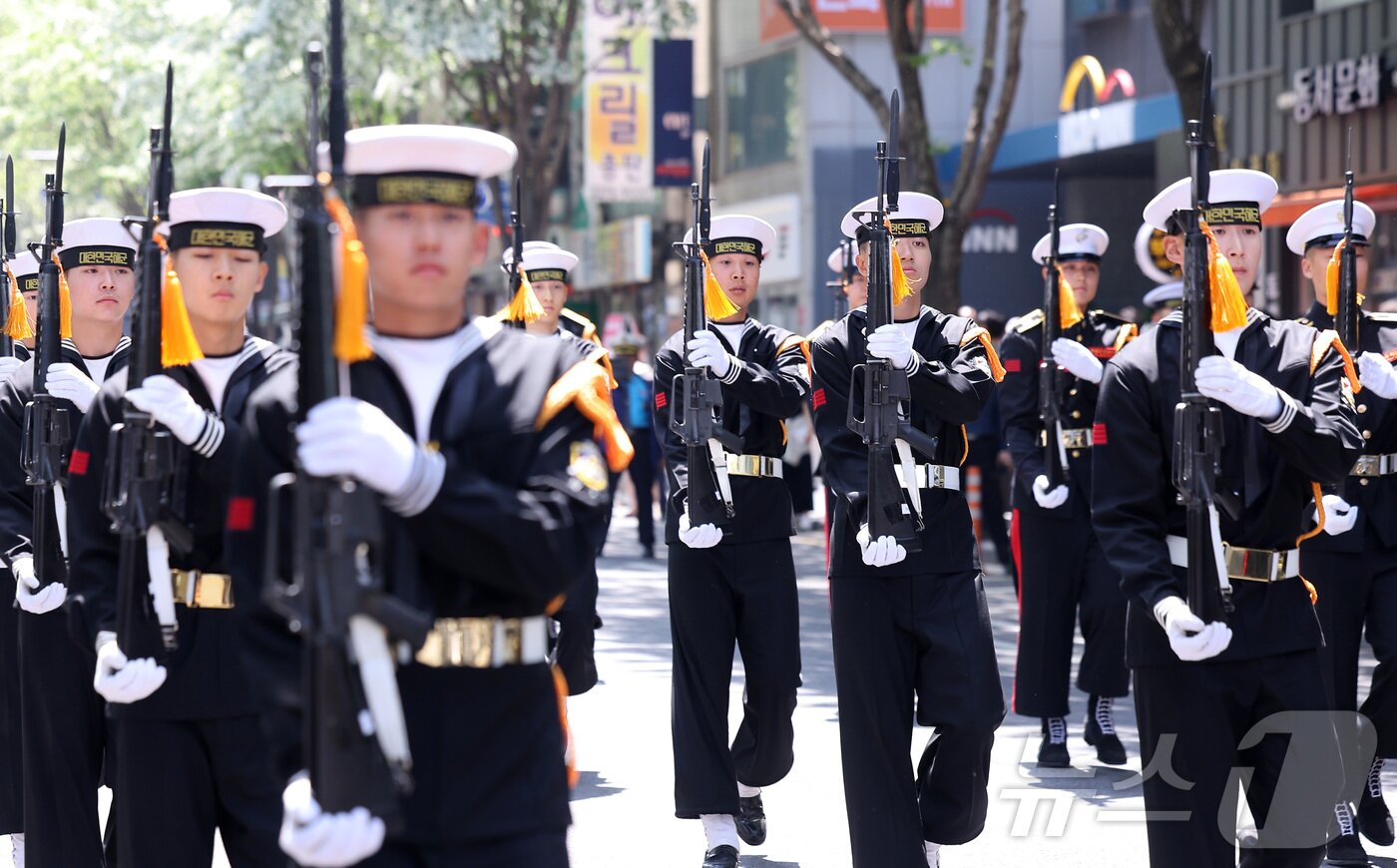 본문 이미지 - 25일 서울 중구 명보아트홀 사거리에서 열린 2026 이순신 축제에서 해군 의장대가 퍼레이드를 하고 있다. 2026.4.25 ⓒ 뉴스1 김성진 기자