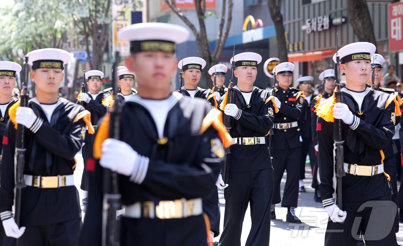 본문 이미지 - 25일 서울 중구 명보아트홀 사거리에서 열린 2026 이순신 축제에서 해군 의장대가 퍼레이드를 하고 있다. 2026.4.25 ⓒ 뉴스1 김성진 기자
