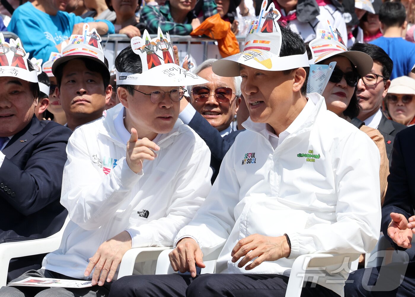 본문 이미지 - 오세훈 서울시장(오른쪽)과 김길성 중구청장이 25일 서울 중구 명보아트홀 사거리에서 열린 2026 이순신 축제에서 대화하고 있다. 2026.4.25 ⓒ 뉴스1 김성진 기자