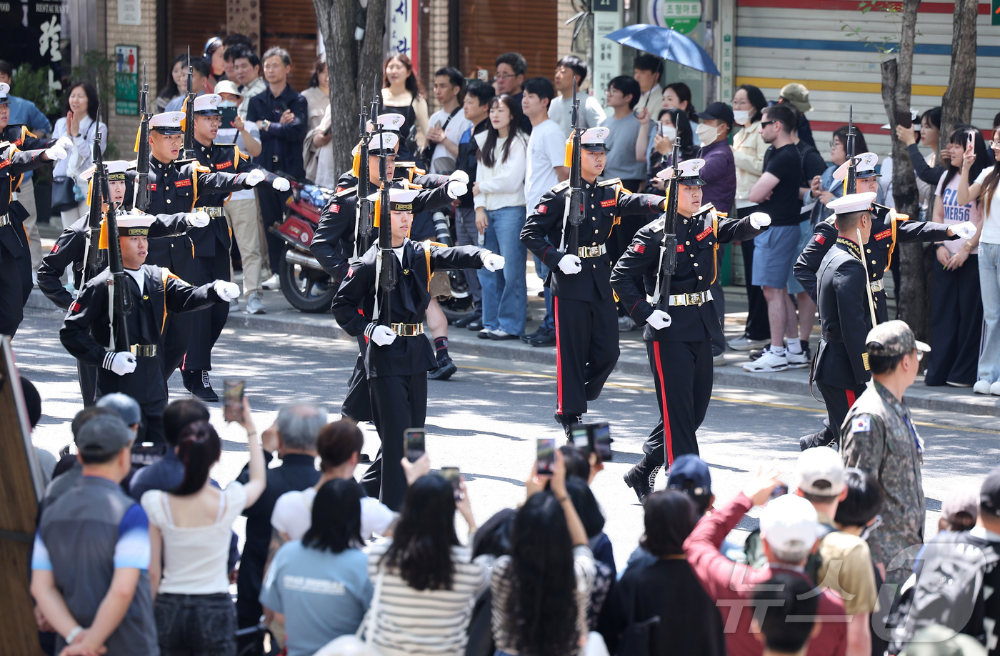 (서울=뉴스1) 김성진 기자 = 25일 서울 중구 명보아트홀 사거리에서 열린 2026 이순신 축제에서 해군 의장대가 퍼레이드를 하고 있다. 2026.4.25/뉴스1