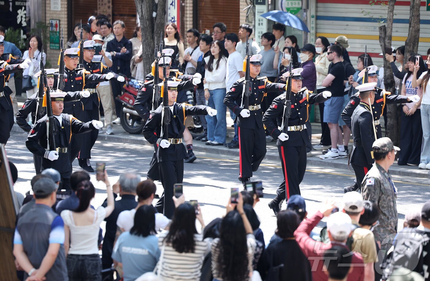 본문 이미지 - 25일 서울 중구 명보아트홀 사거리에서 열린 2026 이순신 축제에서 해군 의장대가 퍼레이드를 하고 있다. 2026.4.25 ⓒ 뉴스1 김성진 기자