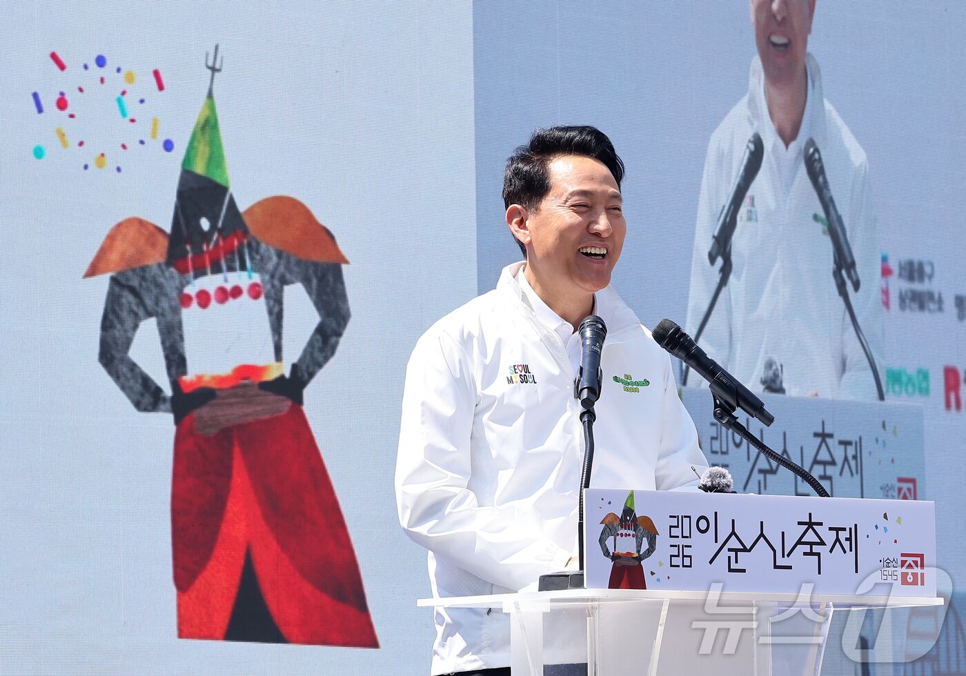 본문 이미지 - 오세훈 서울시장이 25일 서울 중구 명보아트홀 사거리에서 열린 2026 이순신 축제에서 축사를 하고 있다. 2026.4.25 ⓒ 뉴스1 김성진 기자