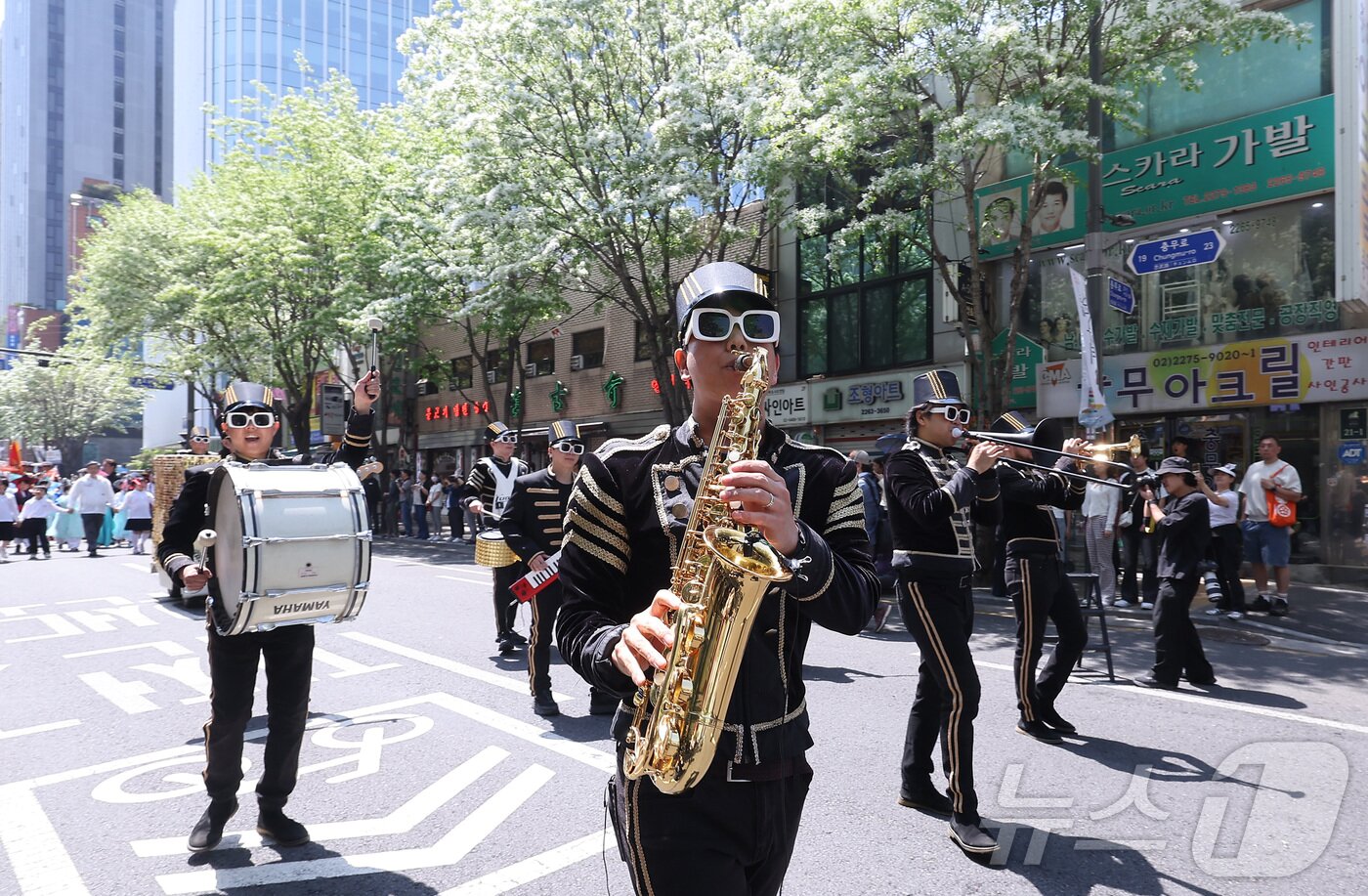 본문 이미지 - 25일 서울 중구 명보아트홀 사거리에서 열린 2026 이순신 축제에서 행사 관계자들이 퍼레이드를 하고 있다. 2026.4.25 ⓒ 뉴스1 김성진 기자