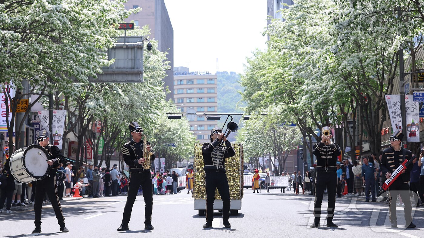 본문 이미지 - 25일 서울 중구 명보아트홀 사거리에서 열린 2026 이순신 축제에서 행사 관계자들이 퍼레이드를 하고 있다. 2026.4.25 ⓒ 뉴스1 김성진 기자