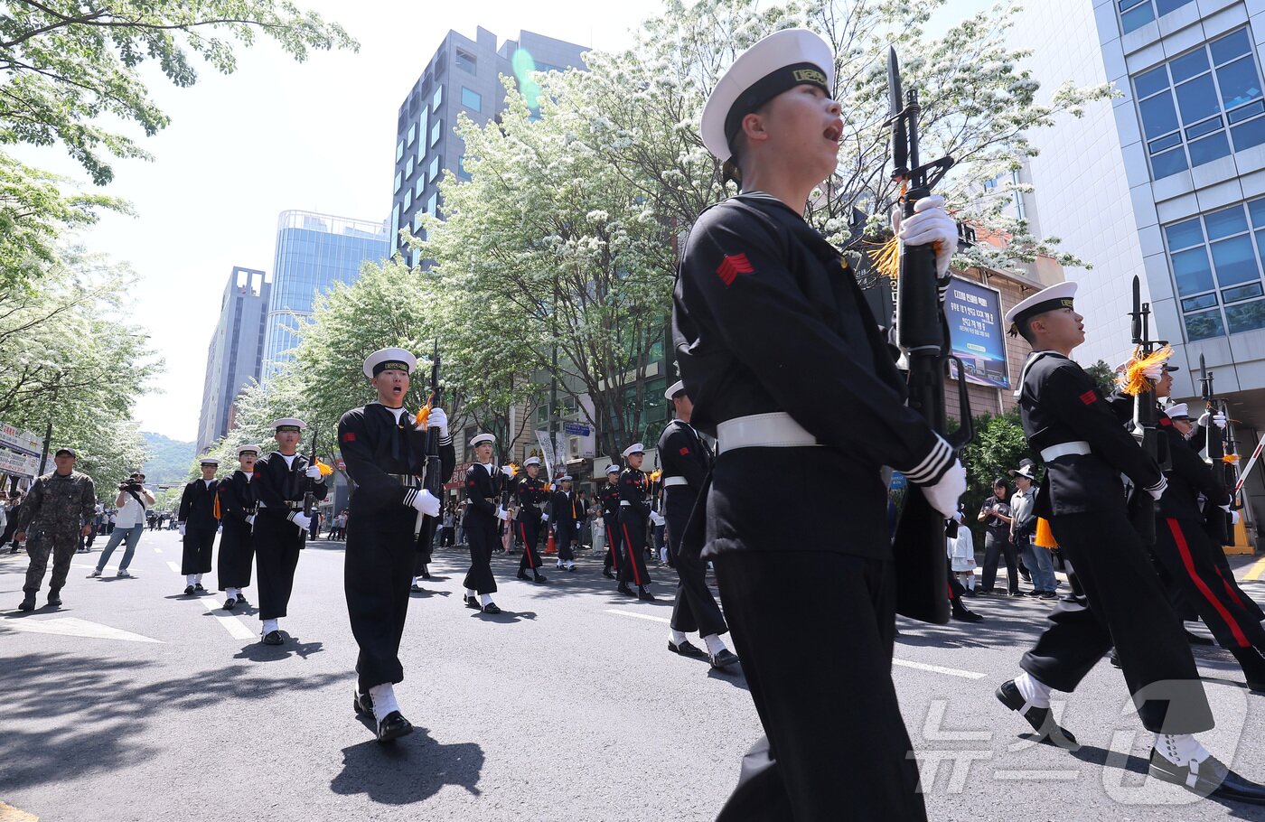 본문 이미지 - 25일 서울 중구 명보아트홀 사거리에서 열린 2026 이순신 축제에서 해군 의장대가 퍼레이드를 하고 있다. 2026.4.25 ⓒ 뉴스1 김성진 기자