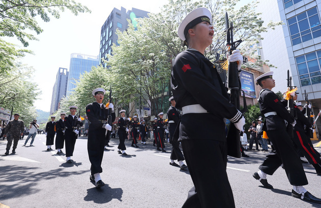퍼레이드하는 충무공의 후예들