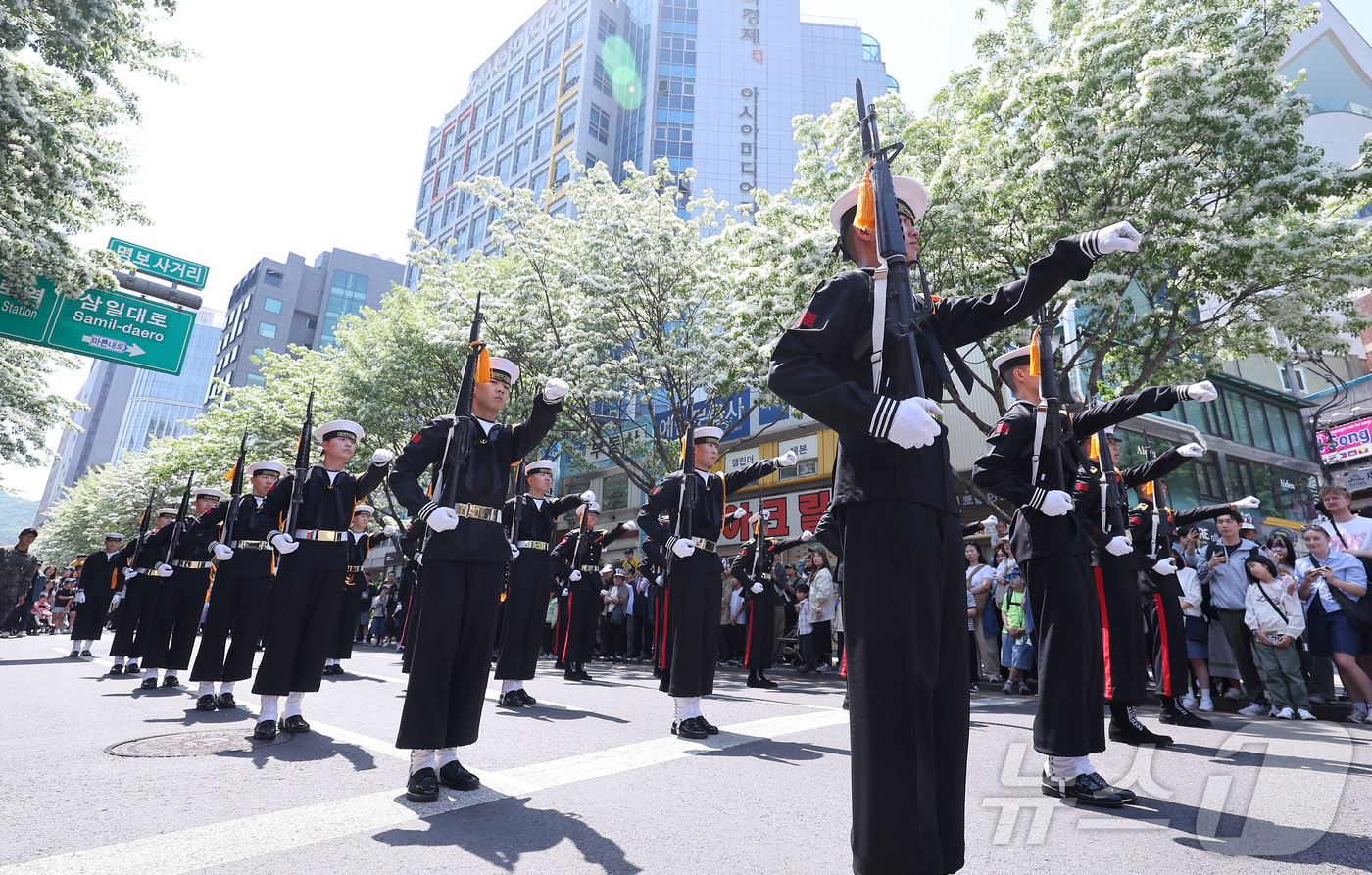 (서울=뉴스1) 김성진 기자 = 25일 서울 중구 명보아트홀 사거리에서 열린 2026 이순신 축제에서 해군 의장대가 퍼레이드를 하고 있다. 2026.4.25/뉴스1