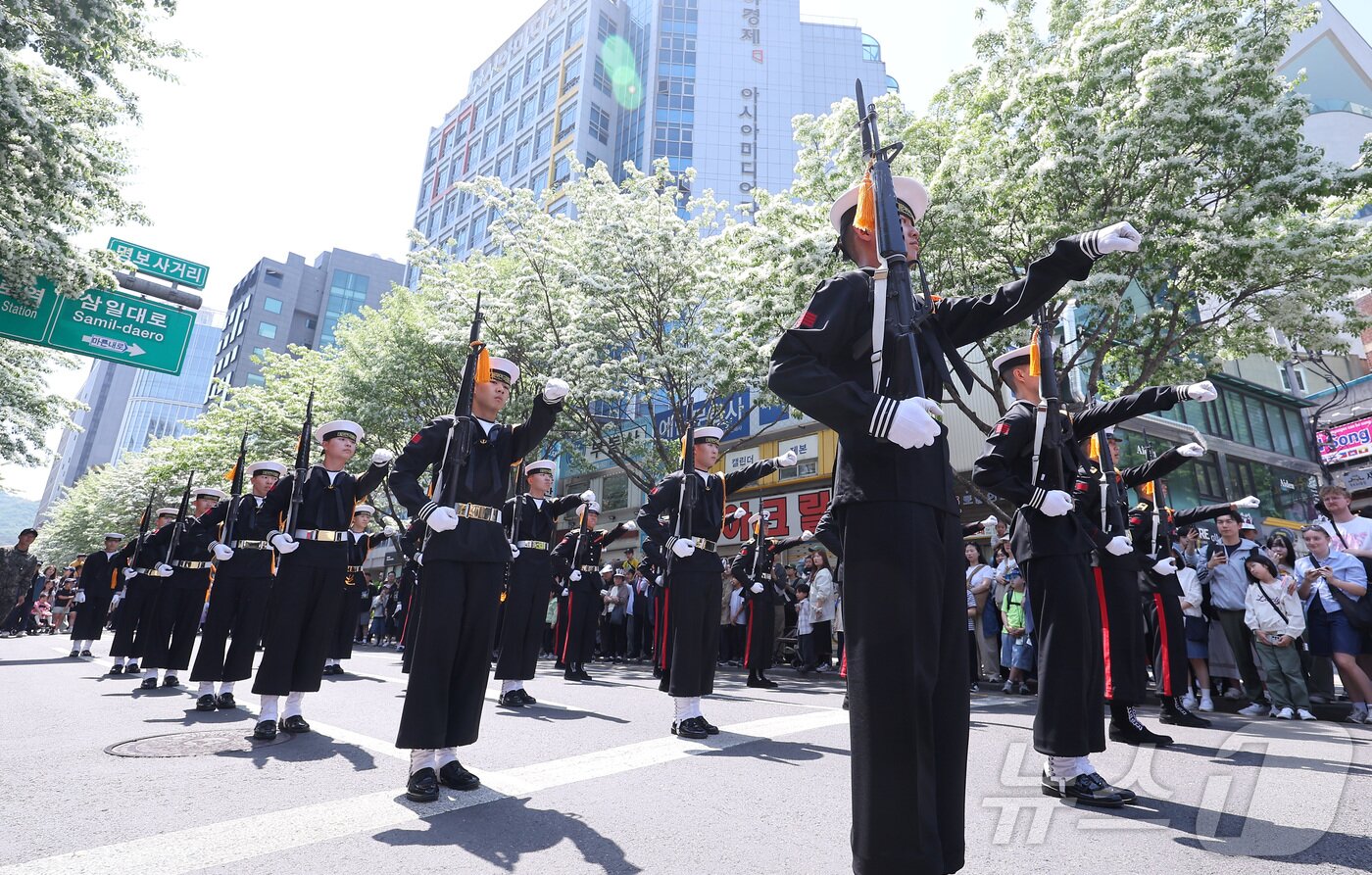 본문 이미지 - 25일 서울 중구 명보아트홀 사거리에서 열린 2026 이순신 축제에서 해군 의장대가 퍼레이드를 하고 있다. 2026.4.25 ⓒ 뉴스1 김성진 기자