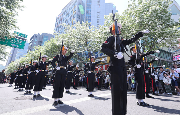 퍼레이드하는 충무공의 후예들