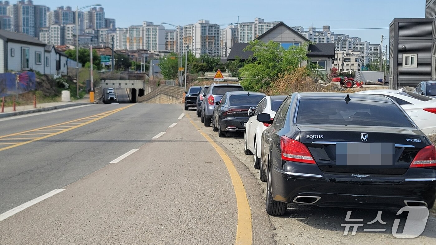 본문 이미지 - KTX오송역 인근 도로에 불법주정차 차량들의 모습 2026.4.25/뉴스1