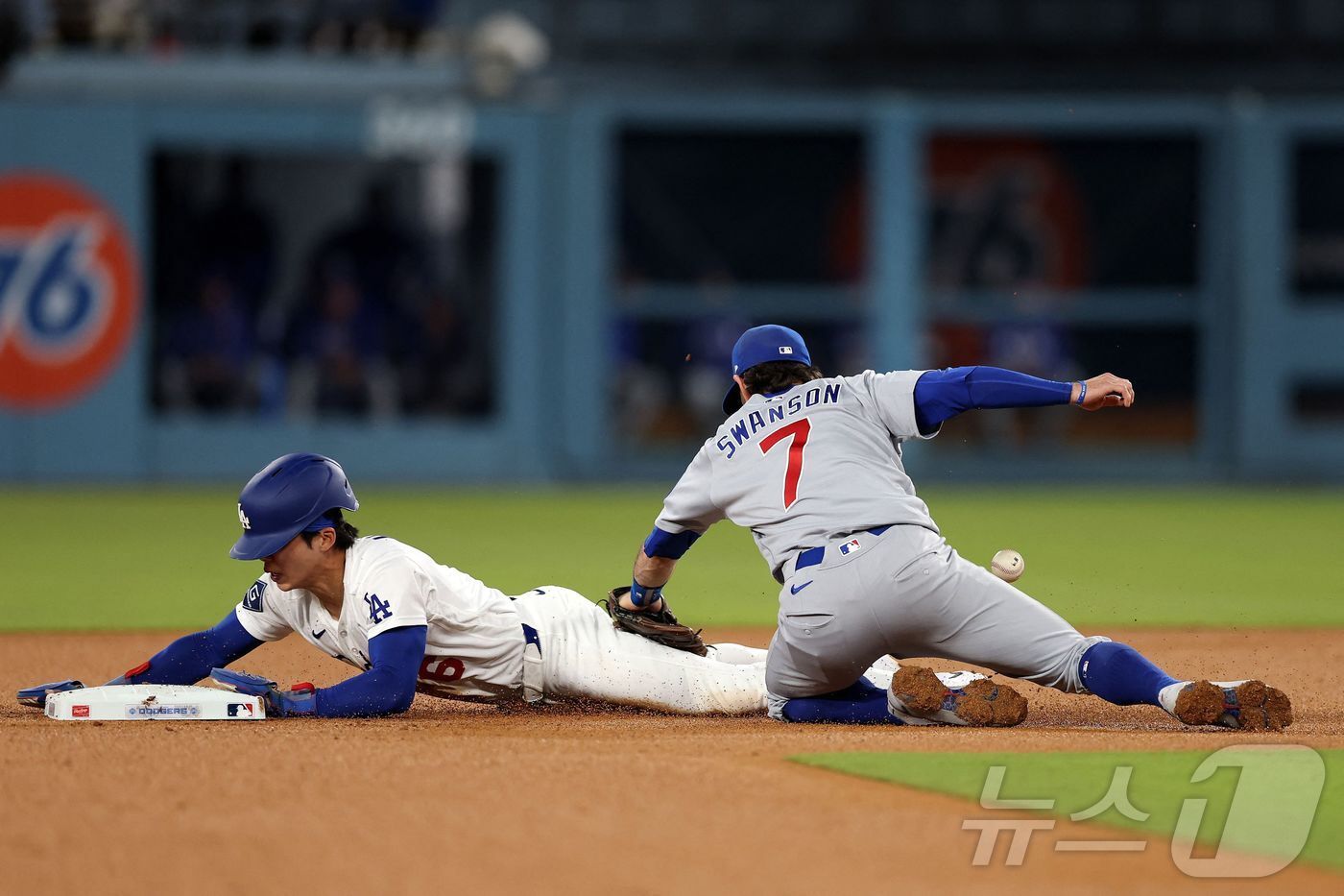본문 이미지 - 김혜성이 25일(한국시간) 열린 시카고 컵스와의 경기에서 3회말 시즌 5호 도루를 성공시키고 있다. ⓒ AFP=뉴스1