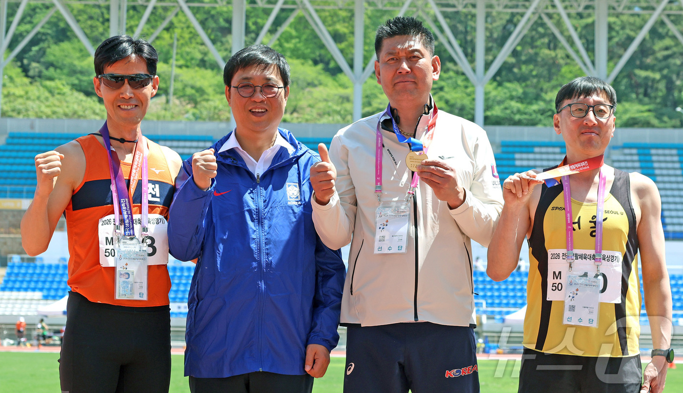 (서울=뉴스1) = 최휘영 문화체육관광부 장관이 25일 2026 전국생활체육대축전 육상 경기가 열리고 있는 경남 김해종합운동장을 찾아 시상한 후 기념촬영을 하고 있다. (문화체육관 …