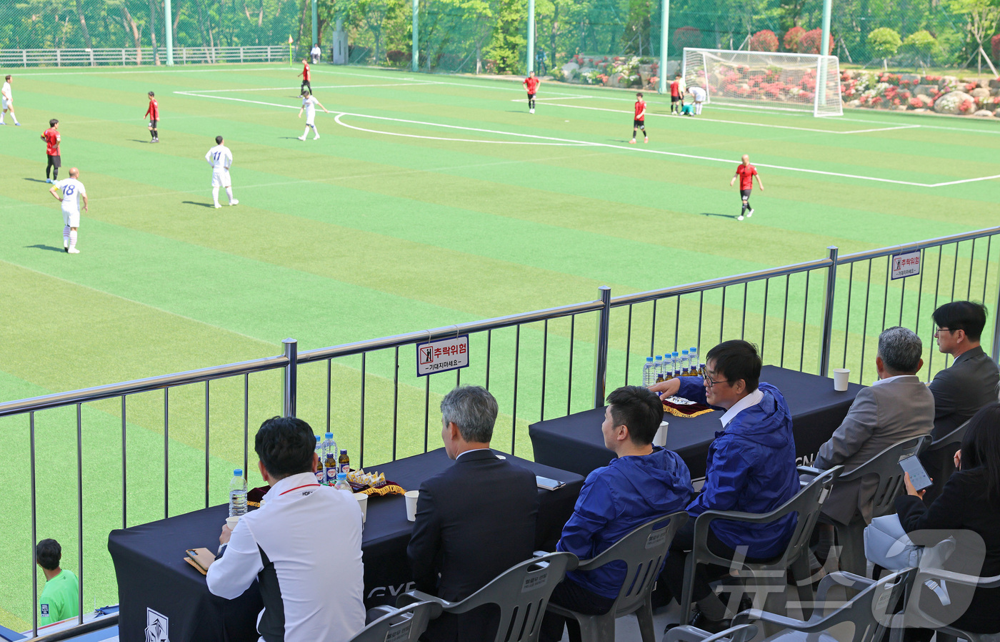 (서울=뉴스1) = 최휘영 문화체육관광부 장관이 25일 2026 전국생활체육대축전 축구 경기가 열리고 있는 경남 김해시민체육공원을 찾아 경기를 관람하며 유승민 대한체육회장과 의견을 …