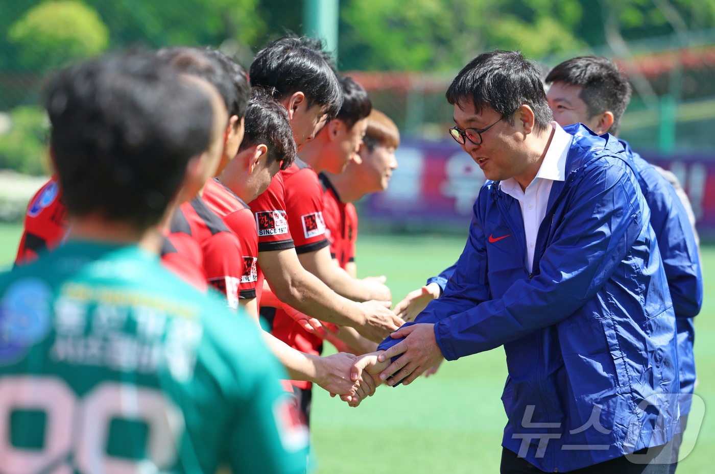 (서울=뉴스1) = 최휘영 문화체육관광부 장관이 25일 2026 전국생활체육대축전 축구 경기가 열리고 있는 경남 김해시민체육공원을 찾아 선수들을 격려하고 있다. (문화체육관광부 제 …